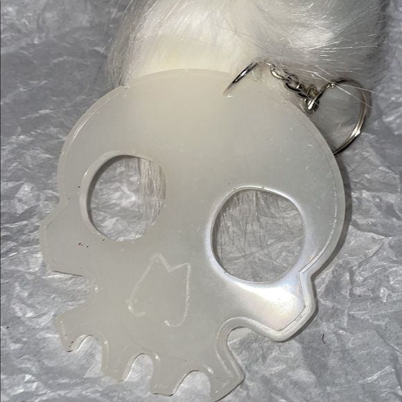 Handmade white skull self defense keychain - Picture 1 of 16
